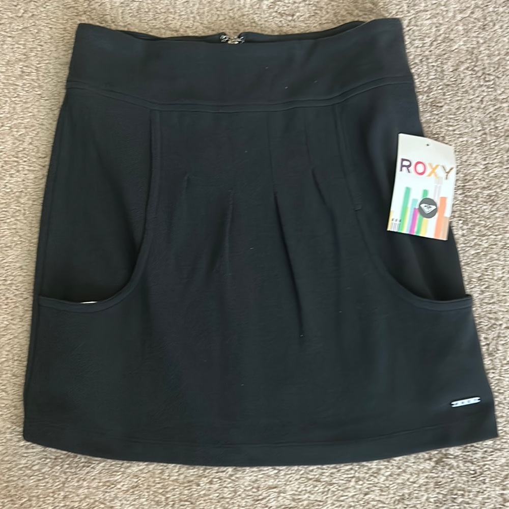 Roxy skirt with front side pockets new with tags